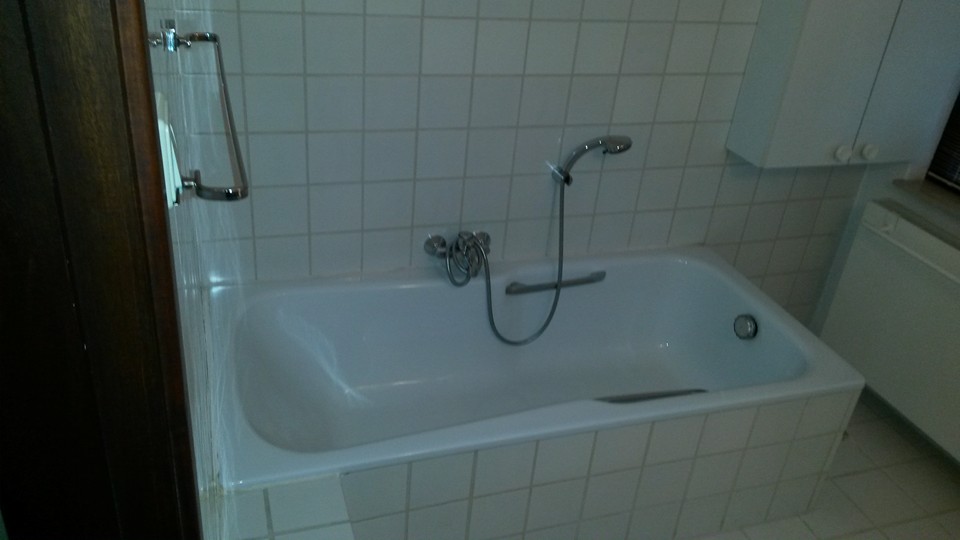 Zij liet haar bad vervangen door een douche. wat er toen gebeurde… Bad vervangen door nieuw bad