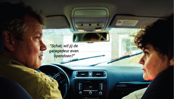 Schat-wil-jij-even-de-garagedeur-opendoen Schat-wil-jij-even-de-garagedeur-opendoen