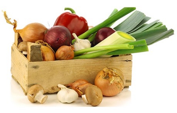 De maaltijdbox. Niet meer gloednieuw, maar nog steeds razend populair. Zo is er HelloFresh, Marley Spoon, Mathijs, de Krat, de Allerhande box van Albert Heijn, de Streekbox, de Beebox, Ekomenu en ik mis er vast nog een paar. Jongeren hebben het druk. Veel te druk. En voor zelf koken hebben ze eigenlijk te weinig tijd. Jaren terug kwam daarvoor de kant-en-klaarmaaltijd op de markt in alle varianten. Maar nu de jeugd toch wel beseft dat gezond eten en bewust met voeding bezig zijn belangrijk is, kwam daar de maaltijdbox op de markt. De maaltijdbox wordt wekelijks thuisbezorgd en zit boordevol verse ingrediënten plus een instructie hoe je van dit gezonds een heerlijke maaltijd op tafel zet. Zelf koken, maar zonder het boodschappen doen én bedenken wát u eet. De maaltijdbox. Niet meer gloednieuw, maar nog steeds razend populair. Zo is er HelloFresh, Marley Spoon, Mathijs, de Krat, de Allerhande box van Albert Heijn, de Streekbox, de Beebox, Ekomenu en ik mis er vast nog een paar. Jongeren hebben het druk. Veel te druk. En voor zelf koken hebben ze eigenlijk te weinig tijd. Jaren terug kwam daarvoor de kant-en-klaarmaaltijd op de markt in alle varianten. Maar nu de jeugd toch wel beseft dat gezond eten en bewust met voeding bezig zijn belangrijk is, kwam daar de maaltijdbox op de markt. De maaltijdbox wordt wekelijks thuisbezorgd en zit boordevol verse ingrediënten plus een instructie hoe je van dit gezonds een heerlijke maaltijd op tafel zet. Zelf koken, maar zonder het boodschappen doen én bedenken wát u eet.
