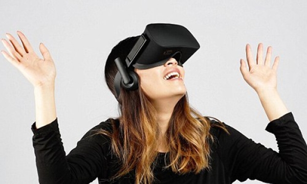 Een Virtual Realitybril geeft u de illusie dat u totaal ergens anders ben. Het principe is eenvoudig. Een VR-bril toont twee iets verschillende computerbeelden. Eén voor elk oog. Hierdoor ervaart u de illusie van een 3D-beeld. De bril registreert bewegingen van het hoofd en de beelden worden daarop aangepast. Het resultaat is dat u in een zich in een andere wereld waant waar u vrij kunt rondkijken. Geavanceerde systemen registreren ook de positie van de bril in een kamer, zodat u een beetje kunt lopen in deze virtuele wereld. De bril wordt al gebruikt in combinatie met spelcomputers, maar ook voor educatie. Zo zijn er 360 graden 3D-films waarin u vrij kunt rondkijken en ervaren hoe het is om de Mount Everest te klimmen of om Noord-Korea te bezoeken. Een Virtual Realitybril geeft u de illusie dat u totaal ergens anders ben. Het principe is eenvoudig. Een VR-bril toont twee iets verschillende computerbeelden. Eén voor elk oog. Hierdoor ervaart u de illusie van een 3D-beeld. De bril registreert bewegingen van het hoofd en de beelden worden daarop aangepast. Het resultaat is dat u in een zich in een andere wereld waant waar u vrij kunt rondkijken. Geavanceerde systemen registreren ook de positie van de bril in een kamer, zodat u een beetje kunt lopen in deze virtuele wereld. De bril wordt al gebruikt in combinatie met spelcomputers, maar ook voor educatie. Zo zijn er 360 graden 3D-films waarin u vrij kunt rondkijken en ervaren hoe het is om de Mount Everest te klimmen of om Noord-Korea te bezoeken.