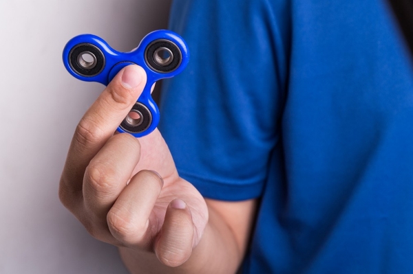 De fidget spinner. Razendpopulair onder vooral de allerkleinsten. De meningen over dé zomerrage van 2017 lopen uiteen. De een loopt ermee weg, de ander ziet niet in wat je ermee kunt. Daar zit wat in. Echte coole truukjes kun je niet doen met de spinner. Toch koopt de schooljeugd massaal spinners van hun zakgeld. Bent u al verslaafd? De fidget spinner. Razendpopulair onder vooral de allerkleinsten. De meningen over dé zomerrage van 2017 lopen uiteen. De een loopt ermee weg, de ander ziet niet in wat je ermee kunt. Daar zit wat in. Echte coole truukjes kun je niet doen met de spinner. Toch koopt de schooljeugd massaal spinners van hun zakgeld. Bent u al verslaafd?