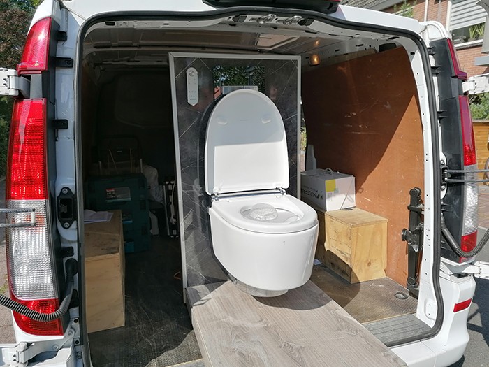 Demonstratiebus met douche-wc van Velunova Demonstratiebus met douche-wc van Velunova