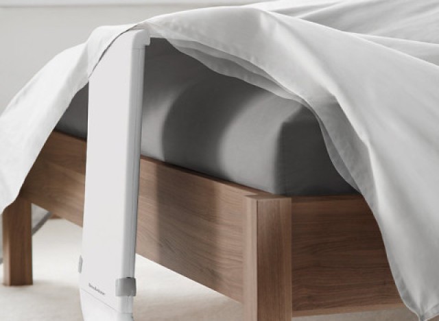 Een bedventilator zorgt voor verkoeling tussen de lakens. Een bedventilator zorgt voor verkoeling tussen de lakens.