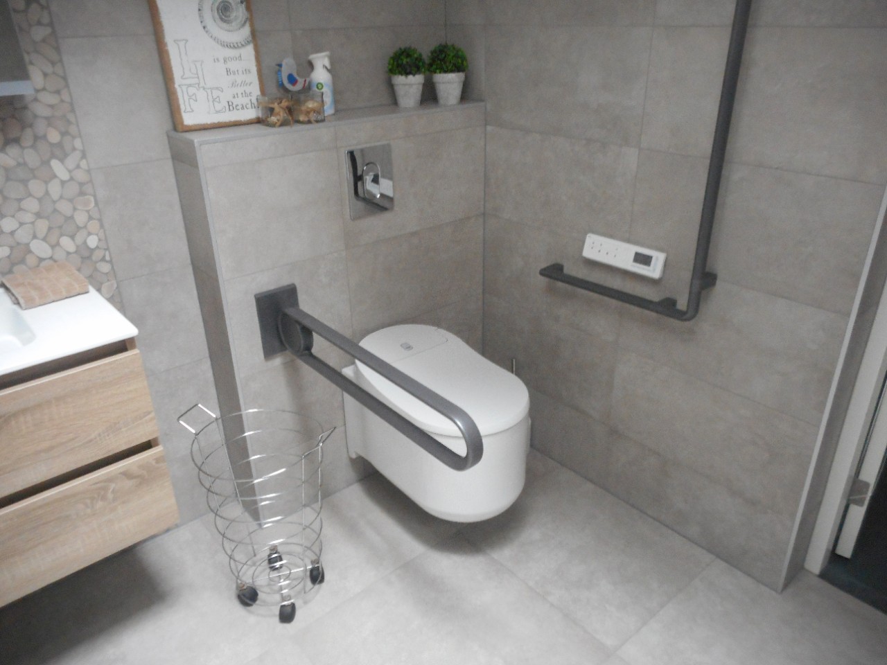 Douche-wc met wandbeugels Douche-wc met wandbeugels