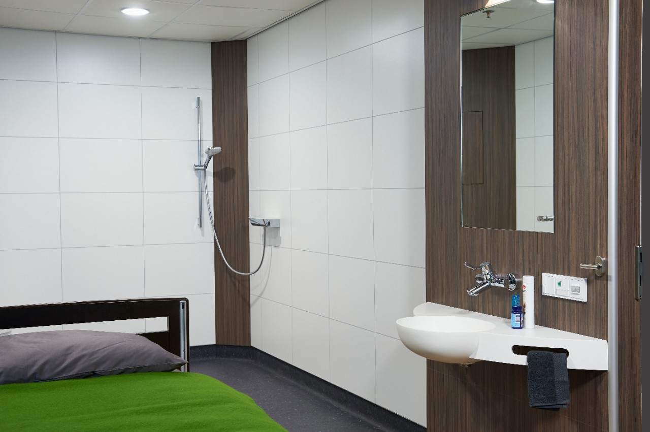 Badkamer met ruimte om een bed in te rijden Badkamer zorgkamer Living Space Experience