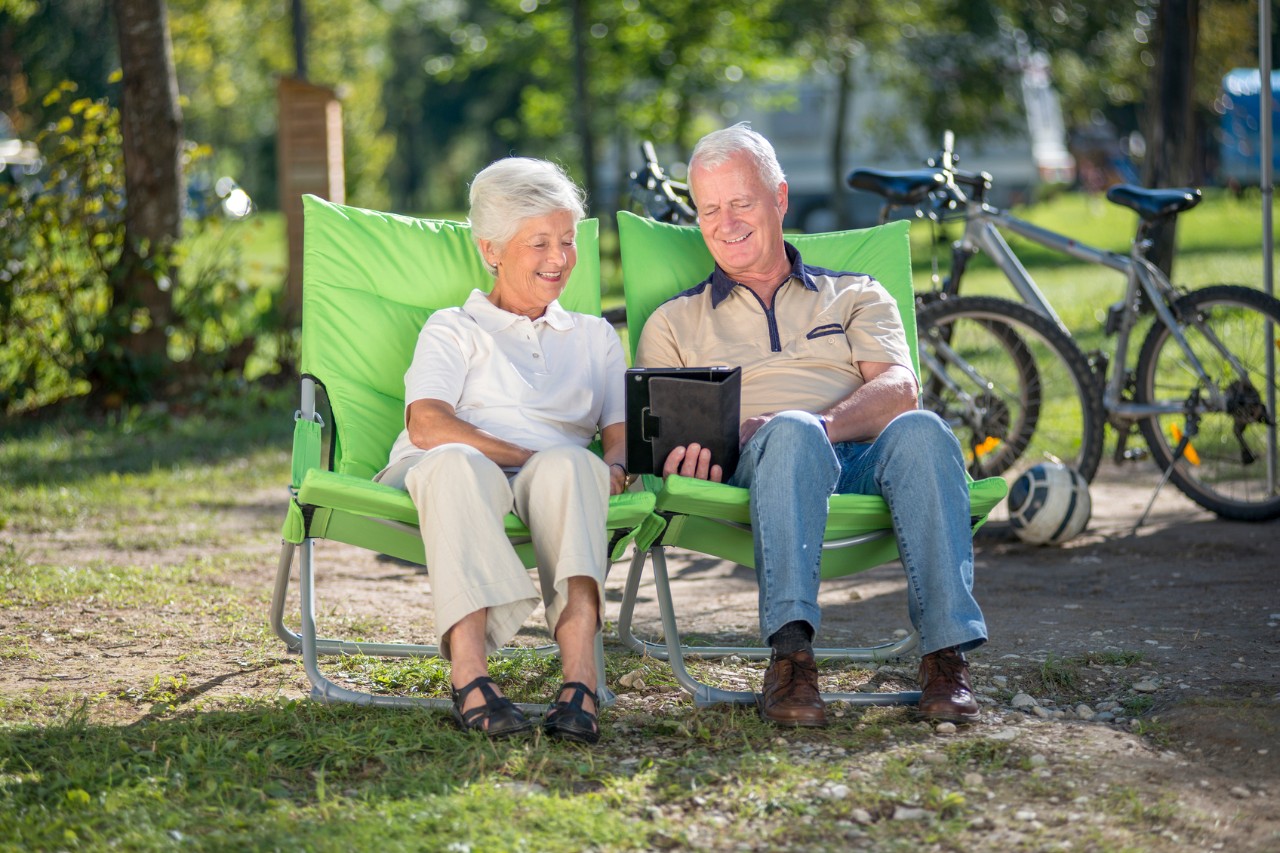 Man en vrouw op kampeerstoelen Man en vrouw op kampeerstoelen