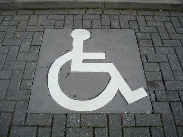 Markering invalidenparkeerplaats op de rijbaan Aanduiding gehandicaptenparkeerplaats op het wegdek