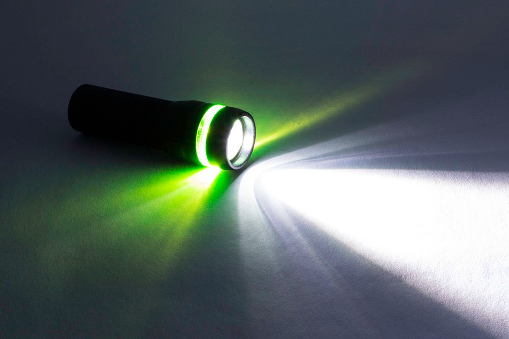 Help, het licht is uit! Hoe lost u een stroomstoring op? Help, het licht is uit! Hoe lost u een stroomstoring op?
