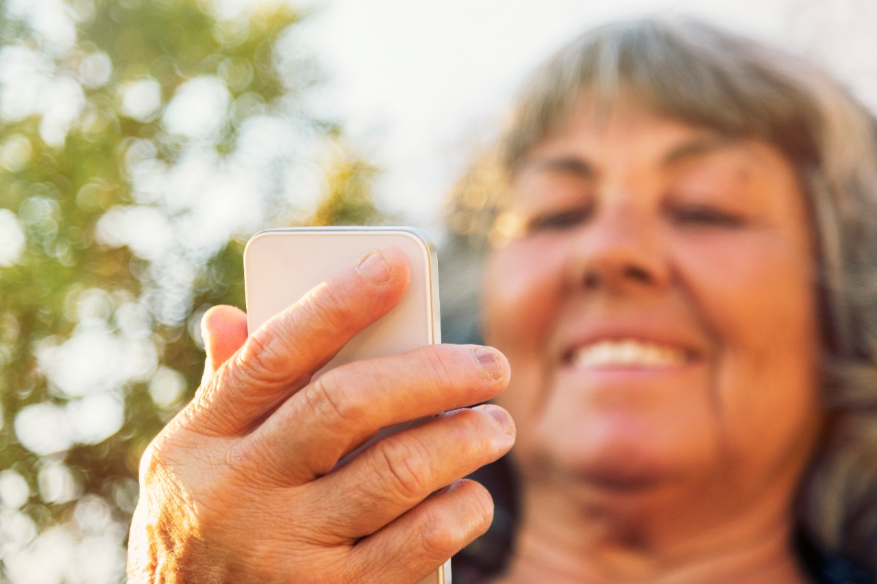 Mevrouw kijkt op haar telefoon Mevrouw kijkt op haar telefoon