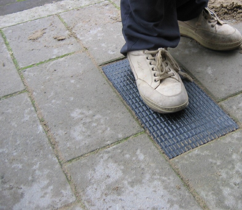 De speciale tegel laat u zonder sleutels of drukknoppen uw huis binnenwandelen door schoenherkenning. De speciale tegel laat u zonder sleutels of drukknoppen uw huis binnenwandelen door schoenherkenning.