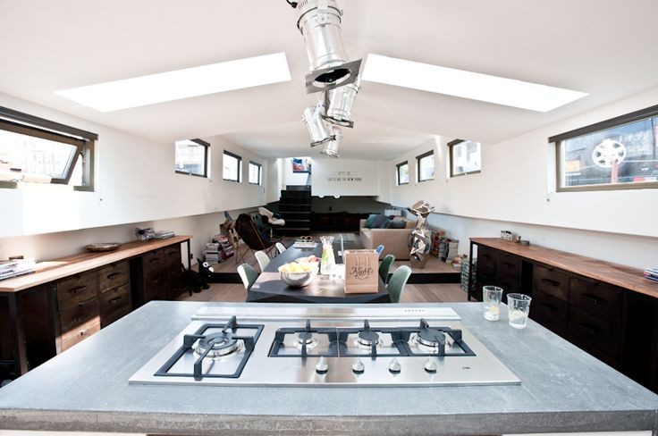 Overzichtsfoto woonkamer aan boord van een woonboot Overzichtsfoto woonkamer aan boord van een woonboot