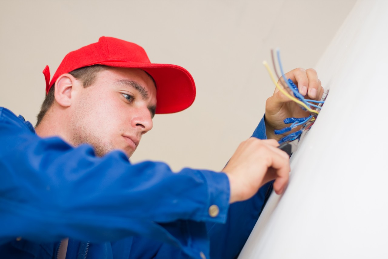 Installateur monteert een rookmelder Installateur monteert een rookmelder