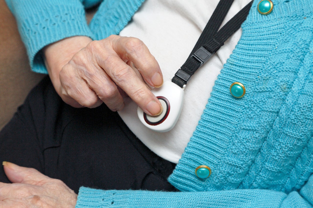 Mevrouw drukt op een knop Mevrouw drukt op een knop
