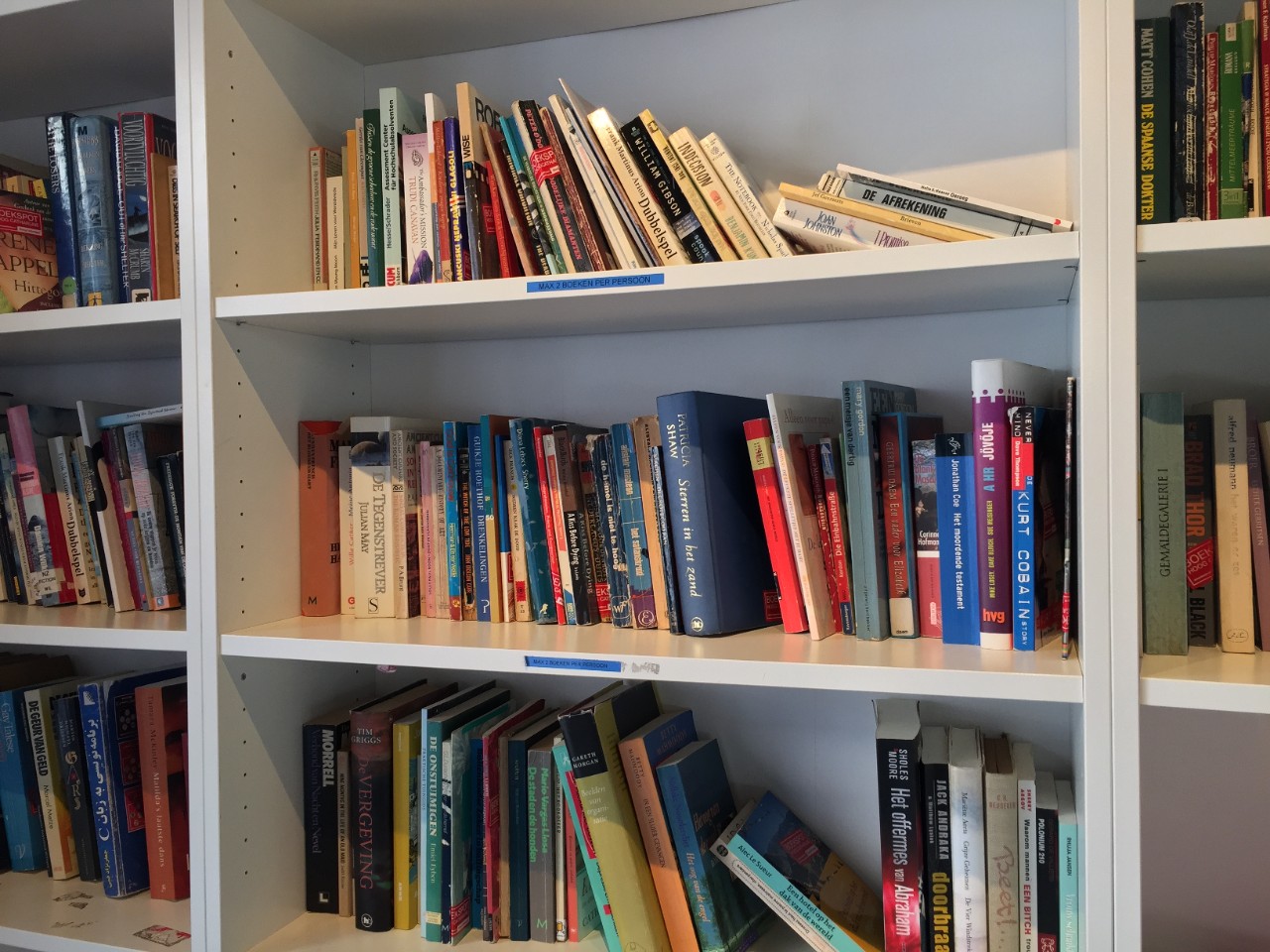 Een gedeelde boekenkast, zoals in de Boekspot Hoog Catherijne in Utrecht Een gedeelde boekenkast, zoals in de Boekspot Hoog Catherijne in Utrecht