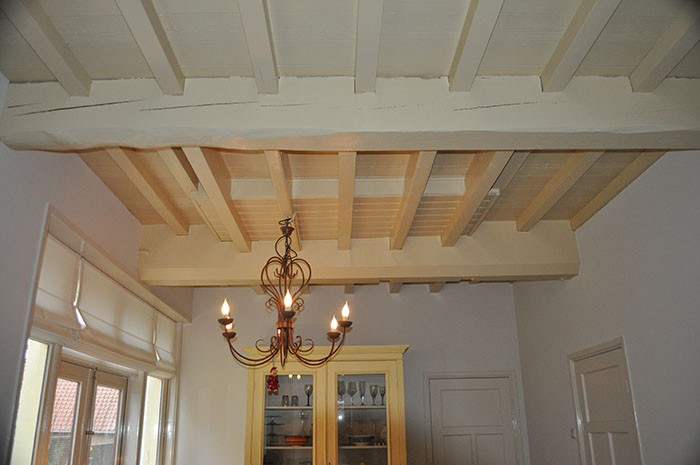 Het originele plafond in de woonkamer is weer hersteld Het originele plafond in de woonkamer is weer hersteld