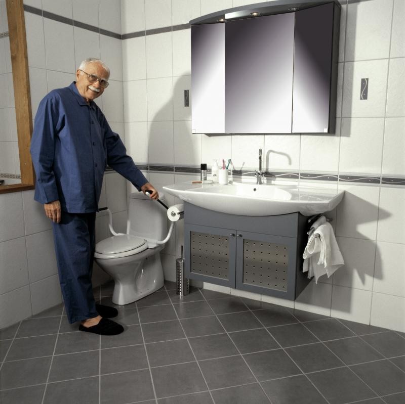 Toilet-armsteun wordt opgeklapt Toilet-armsteun wordt opgeklapt