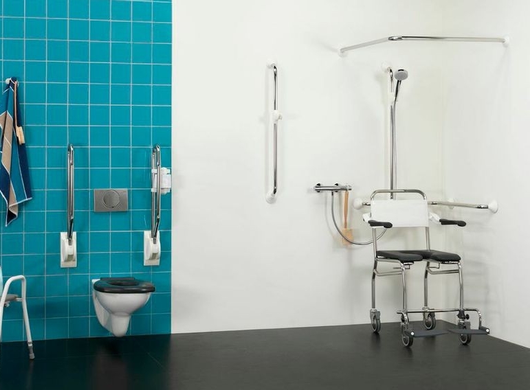 Badkamer met de Handicare douche- en toiletstoel Badkamer met de Handicare douche- en toiletstoel