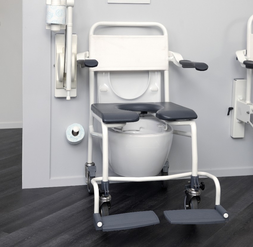 Handicare douche- en toiletstoel bij het toilet Handicare douche- en toiletstoel bij het toilet