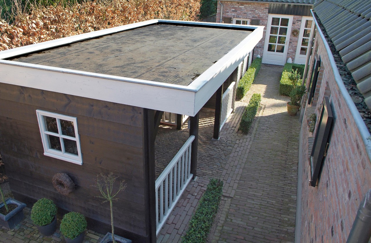 Overkapping in de tuin met EPDK-dakbedekking Overkapping in de tuin met EPDK-dakbedekking