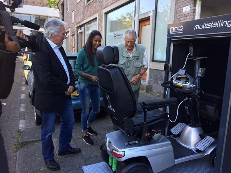 Meneer kijkt naar de MCS Multistalling Meneer kijkt naar de MCS Multistalling